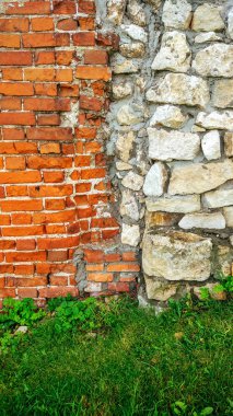 Taş eski büyük bloklardan duvar. Arka plan taş. Güzel dokulu vintage antika arka plan. Eski duvar ve taş ile yeni bir tuğla.