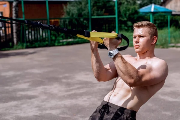 Bir erkek atlet nişanlı bir açık hava döngü Koçlar bir pazı çit. Yaz, şort ve çıplak bir gövde. Gençlerin sağlıklı bir yaşam tarzı. Konsept spor motivasyon.