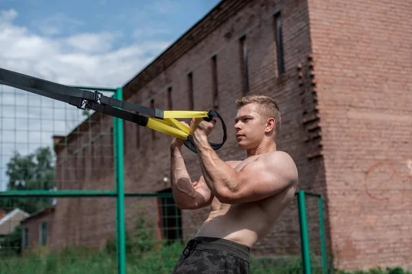 Bir erkek atlet açık hava döngüler, trenler pazı devreye girer. Yaz aylarında, şort ve çıplak bir gövde. Gençlerin sağlıklı bir yaşam tarzı. Spor motivasyon kavramı. Yakın çekim.