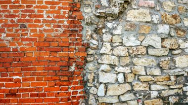 Taş eski büyük bloklardan duvar. Arka plan taş. Güzel dokulu vintage antika arka plan. Eski duvar ve bir taş ile yeni bir tuğla.