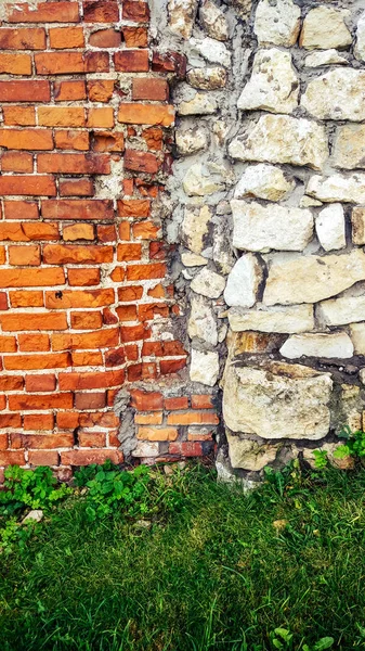Taş eski büyük bloklardan duvar. Arka plan taş. Güzel dokulu vintage antika arka plan. Eski duvar ve bir taş ile yeni bir tuğla.