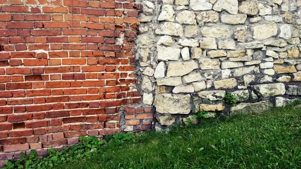 Taş eski büyük bloklardan duvar. Arka plan taş. Güzel dokulu vintage antika arka plan. Eski duvar ve bir taş ile yeni bir tuğla.