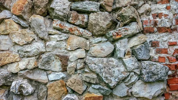 Pared vieja de piedra de bloques enormes. Fondo de piedras. La fiabilidad del concepto. El espacio entre piedras está lleno de cemento . — Foto de Stock