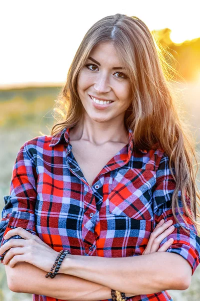 Una ragazza tenera. Bella donna in campo bruna, con lunghi capelli castani, rilassante nella natura, primo piano. Concetto studentessa. Buon primo piano sorridente . — Foto Stock