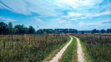 Yaz ülke road ve alanlar arka plan mavi güzel bulutlu gökyüzü ve güzel orman. Mesafe otoyol. Doğru şekilde kavramı