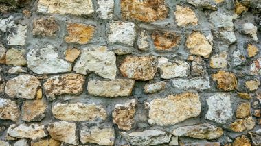Taş eski büyük bloklardan duvar. Arka plan taş. Kavram güvenilirlik. Taşlar arasında boşluk çimento ile doldurulur.