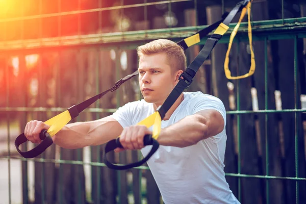 Atlet popruhy svaly hrudníku triceps. Mužské sportovce, podílel se na panty, detail. V létě máte plot. Cvičení na čerstvém vzduchu. Koncept zdravého životního stylu. Svit slunce. — Stock fotografie