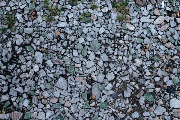 Pedras no chão, fundo e textura formam-se com uma superfície rochosa no topo. Cascalho no verão no local . — Fotografia de Stock