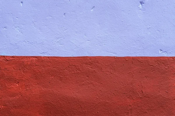 De homogene achtergrond van de muur is geverfd met een bruin en paarse verf. In de stad in de frisse lucht. De achtergrond van de betonnen omheining. — Stockfoto