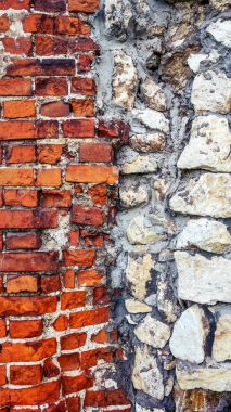 Taş eski büyük bloklardan duvar. Arka plan taş. Güzel dokulu vintage antika arka plan. Eski duvar yeni tuğla bir taşla.