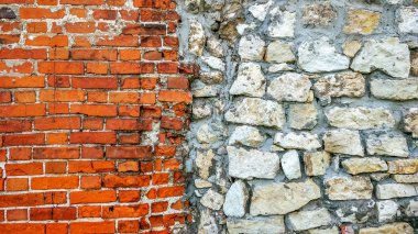 Taş eski büyük bloklardan duvar. Arka plan taş. Güzel dokulu vintage antika arka plan. Eski duvar ve bir taş ile yeni bir tuğla.