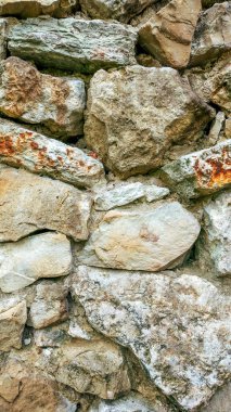 Taş eski büyük bloklardan duvar. Arka plan taşlar. Güvenilirlik kavramı. Taşlar arasında boşluk çimento ile doldurulur.
