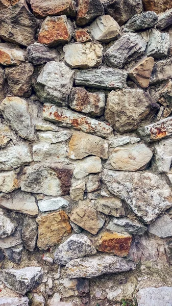 Pared vieja de piedra de bloques enormes. Fondo de piedras. El concepto de fiabilidad. El espacio entre las piedras está lleno de cemento . — Foto de Stock