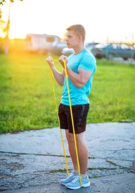 Adam akşam müşterek tatbikatlar pazı kas pompalar. Yaz yaşam tarzı, motivasyon güçlüdür. Bir adam Park kas eğitim için kneads. Sağlıklı yaşam tarzı.