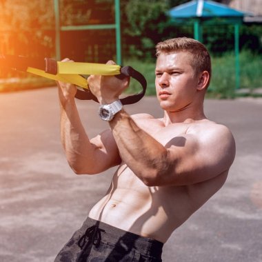 Yaz aylarında, şort ve beyaz bir tişört. Y sağlıklı yaşam tarzı