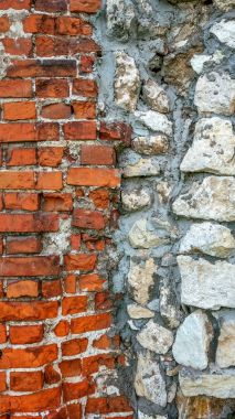 Taş eski büyük bloklardan duvar. Arka plan taş. Güzel dokulu vintage antika arka plan. Eski duvar yeni tuğla bir taşla.