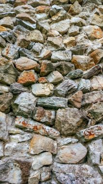 Taş eski büyük bloklardan duvar. Arka plan taş. Güvenilirlik kavramı. Taşlar arasında boşluk çimento ile doldurulur.
