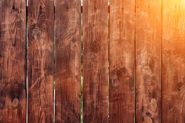 Marrón, valla de madera. Tableros de madera vintage oscuro. Fondos y texturas valla pintada. Vista frontal. Atraer una hermosa vendimia . —  Fotos de Stock