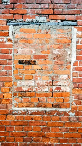 Mur z cegły, okna jest murowane, stary cementu z czerwonej cegły w lecie w miasto, budynek, który zostanie przerwany. — Zdjęcie stockowe
