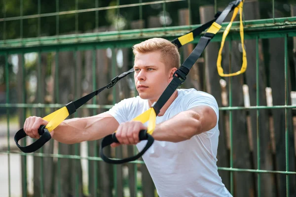 Mužské sportovce půjde pro sport na čerstvém vzduchu. Svalnaté paže. Blondýna v bílém tričku. Životní styl kulturista — Stock fotografie