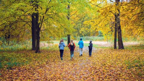 Menjalankan atlet di taman pada lari di pagi hari. Beberapa anak berlari di hutan melakukan olahraga. Gaya hidup sehat . — Stok Foto