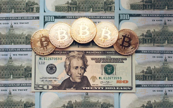 Monedas bitcoin, el dinero se encuentra, en la mesa de la factura de 20 dólares. Los billetes se distribuyen sobre la mesa en un orden gratuito de 20 dólares. Las monedas de oro son criptomonedas . —  Fotos de Stock