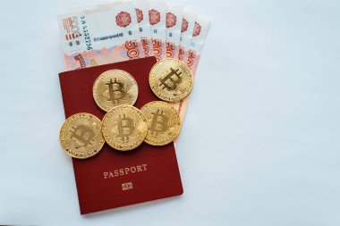Kırmızı pasaport beyaz arka plan ile Rus ruble, bitcoin altın paralar.