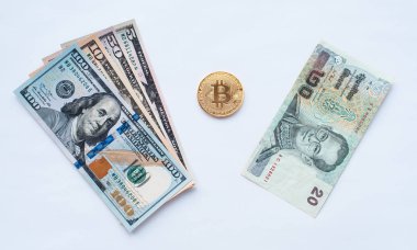 Tayland Bahtı alışverişi bize kağıt para Kripto para biriminden bir metal para bitcoin dolar için beyaz bir arka plan.