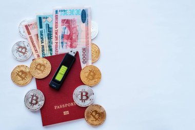 Kırmızı pasaport beyaz arka plan, Belarus ruble bir hafıza kartı, dijital para bitcoin, altın, soğuk m-cüzdan ile flash sürücü. Hafıza kartında şifre şifrelemek.
