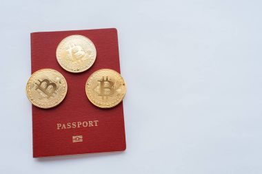Kırmızı pasaport beyaz arka plan, dijital para bitcoin, altın. Kripto hesap kimlik para birimi. Kimlik doğrulayıcı. Doğrulama belgeleri.