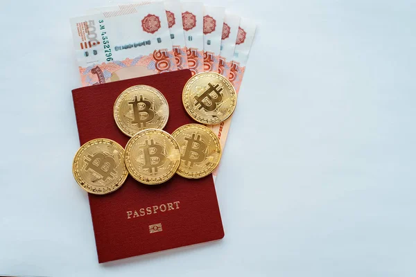 Pasaporte rojo fondo blanco con rublos rusos, monedas de oro bitcoin . —  Fotos de Stock