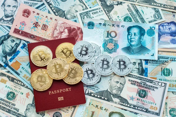 Denominaciones de papel Dólares estadounidenses, Yuan chino, pasaporte rojo, monedas de metal bitcoin oro y plata . —  Fotos de Stock