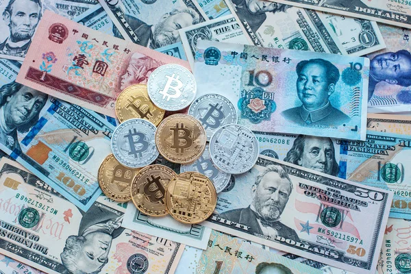 Denominaciones de papel Dólares estadounidenses, Yuan chino, monedas de metal, oro y plata bitcoin, fondo de dinero . —  Fotos de Stock
