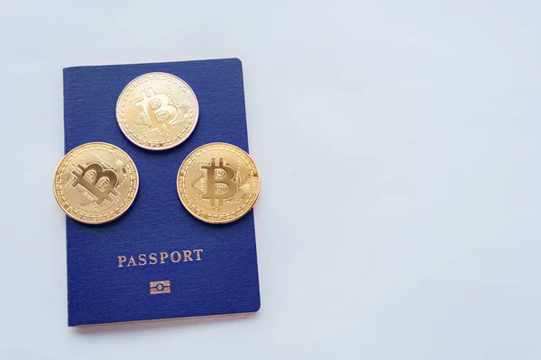 Pasaporte azul fondo blanco, bitcoin moneda digital, monedas de oro. Cripto moneda de identificación de la cuenta. Confirmación. Documentos de verificación . —  Fotos de Stock