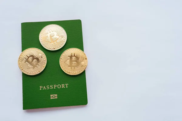 Pasaporte verde fondo blanco, bitcoin moneda digital, monedas de oro. Cripto moneda de identificación de la cuenta. Confirmación. Documentos de verificación . —  Fotos de Stock