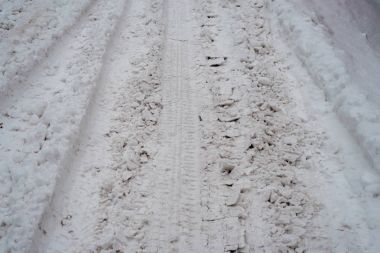 Beyaz kar tekerlek izleri. Arabaların tekerlekleri birçok baskılar. Satılık Kamyon çok sayıda kış kar.