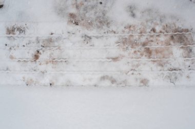 Karda araba izleri. Kirli kar lastiği şehrin beyaz kar üzerinde desen basmak.