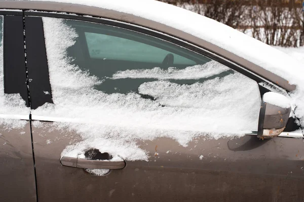 Auta na sněhu, pokryté bílým závěje. — Stock fotografie