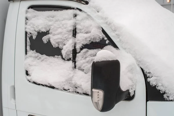 Του αυτοκινήτου στο χιόνι, που καλύπτεται με ένα λευκό χιονοστιβάδα. — Φωτογραφία Αρχείου