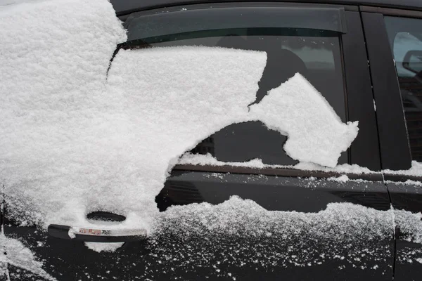 Auta na sněhu, pokryté bílé závěji. — Stock fotografie