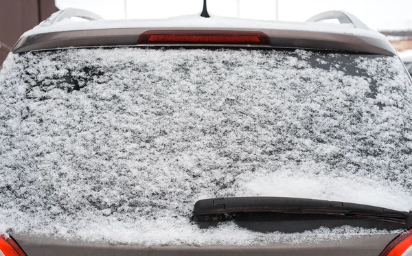 La voiture dans la neige, recouverte d'une neige blanche . — Photo