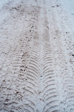 Kentin kirli kar-kış close-up. Arabaların tekerlekleri izleri karda yürümek.