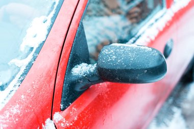 Beyaz bir rüzgârla oluşan kar yığını ile kaplı araç karda,.