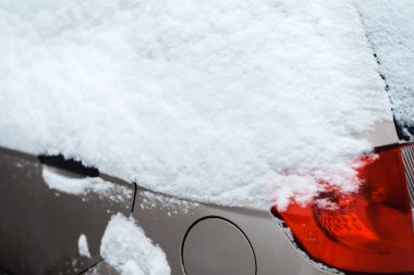 Beyaz bir rüzgârla oluşan kar yığını ile kaplı araç karda,.