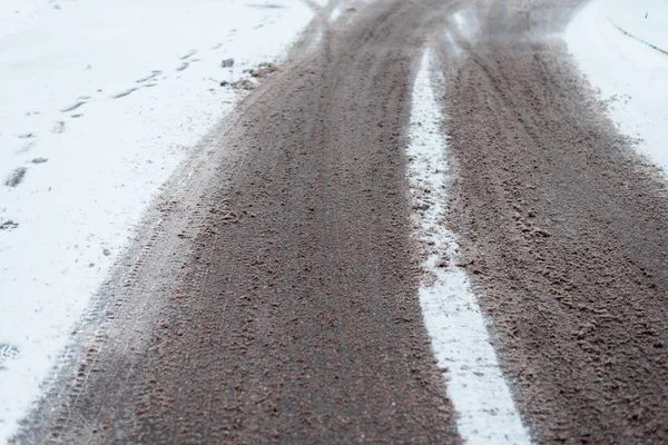 Зимняя дорога следы колес на снегу. Вне города на природе следы колес легковых и грузовых автомобилей в снегу . — стоковое фото