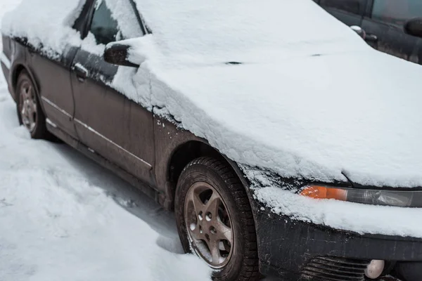 Auta na sněhu, pokryté bílé závěji. — Stock fotografie