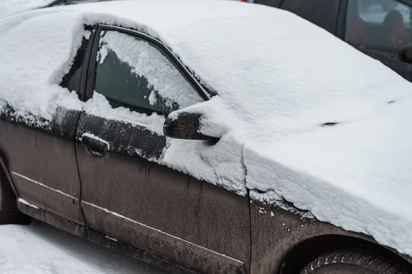 Машина в снегу, покрытая белым сугробом . — стоковое фото