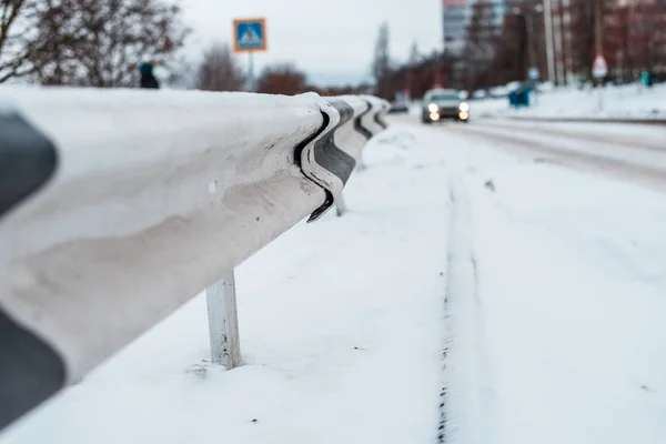 Крупный план столкновения зимой на дороге, зимой в городе автомобиль далеко . — стоковое фото