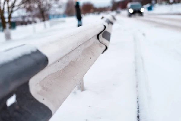 Крупный план шишки зимой на дороге, зимой в городе автомобиль далеко . — стоковое фото