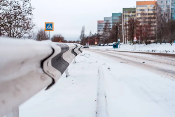 Musim dingin di jalan kota, dengan latar belakang rumah tertutup salju banyak lantai, salju di jalan dan pinggir jalan di kota . — Stok Foto